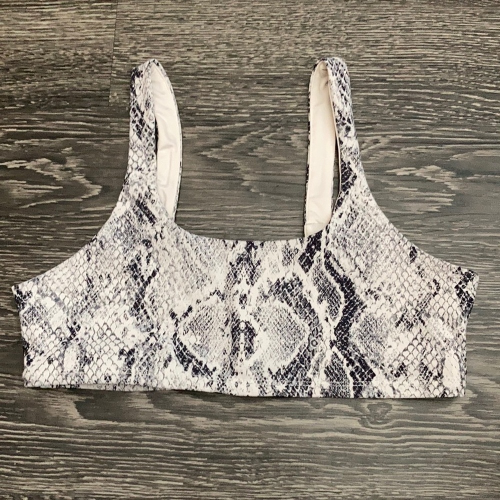 Alo Yoga Vapor Snakeskin Bra in Bone size small